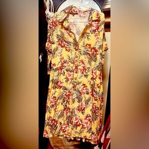 Beautiful yellow floral dress! This dress is a must have and is a hi-lo